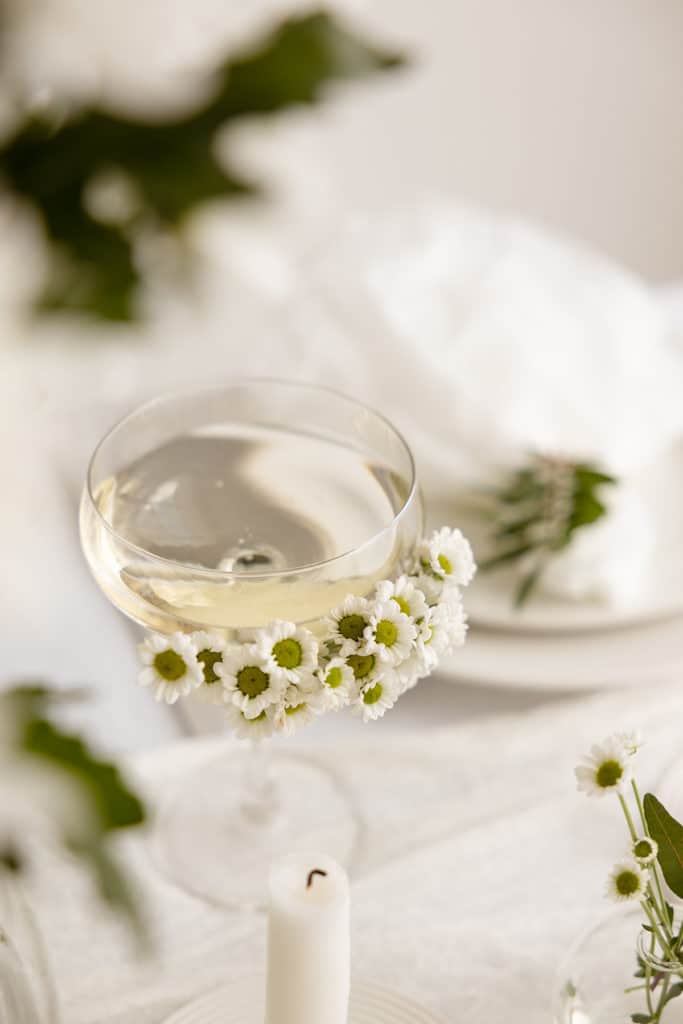 Glas dekorerat med vita blommor